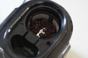 シロカのコーヒーメーカーに豆をいれたところ